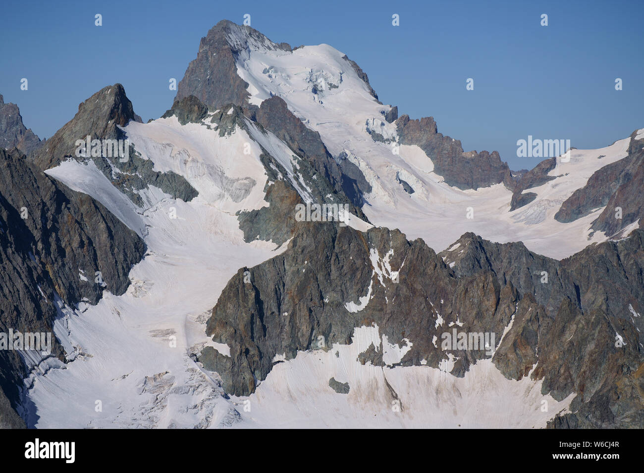 VISTA AEREA. Parete nord-orientale della barre des Écrins (altitudine: 4102m), cima più alta della regione Provence-Alpes-Côte d'Azur. Pelvoux, Francia. Foto Stock