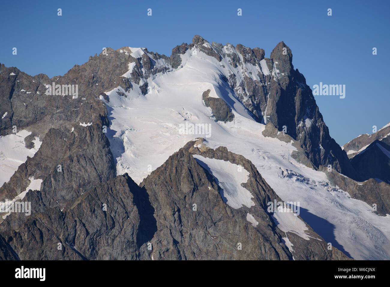 VISTA AEREA. La Meije cima (altitudine: 3983m) nel mese di luglio, visto dal nord-est. La grave, Hautes-Alpes, Francia. Foto Stock