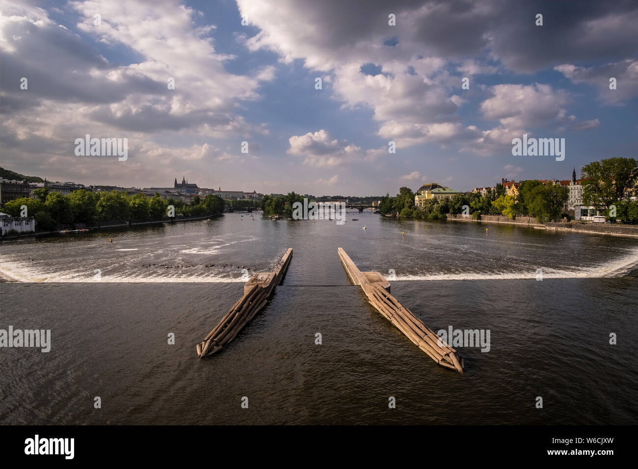 Vista aerea sul fiume Vlatava, il Castello di Hradčany la distanza Foto Stock