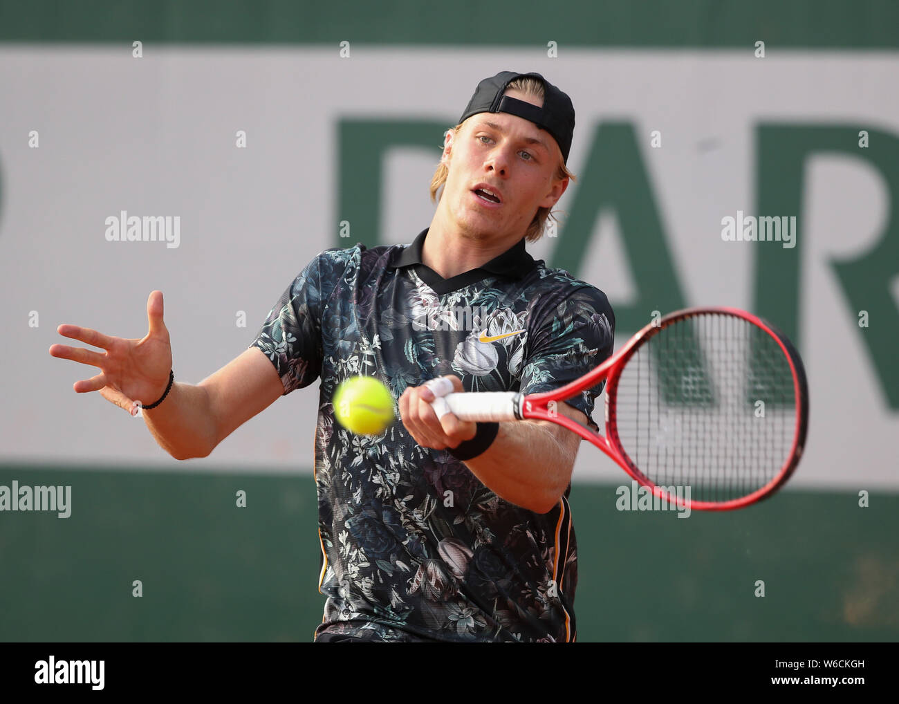 Canadian giocatore di tennis Denis Shapovalov giocando diretti shot in French Open 2019 Torneo di tennis, Parigi, Francia Foto Stock