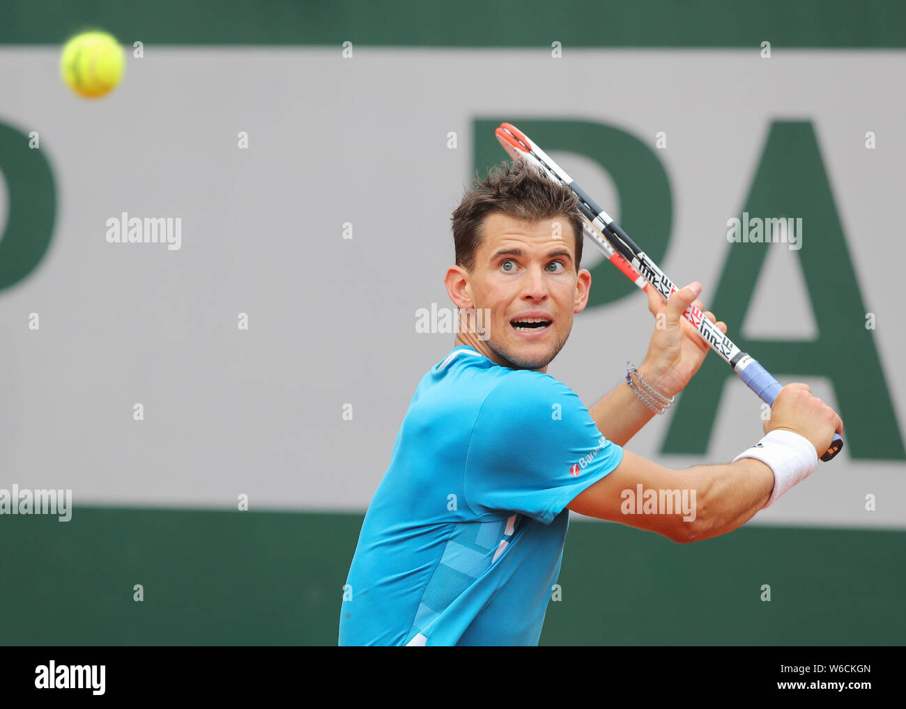 Austrian giocatore di tennis Dominic Thiem Giocare il rovescio shot in French Open 2017 Torneo, Parigi, Francia Foto Stock