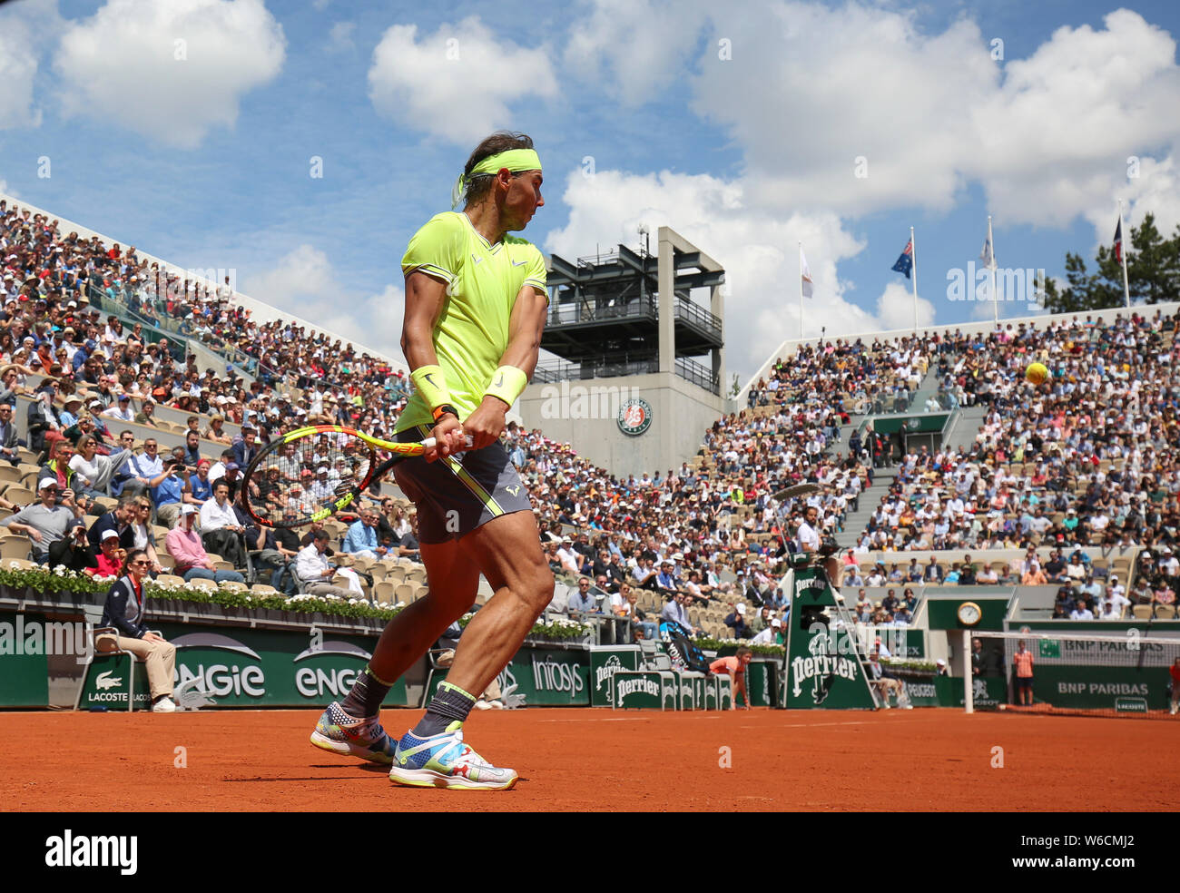 Lo spagnolo giocatore di tennis Rafael Nadal giocando scritto girato durante il French Open 2019, Parigi, Francia Foto Stock