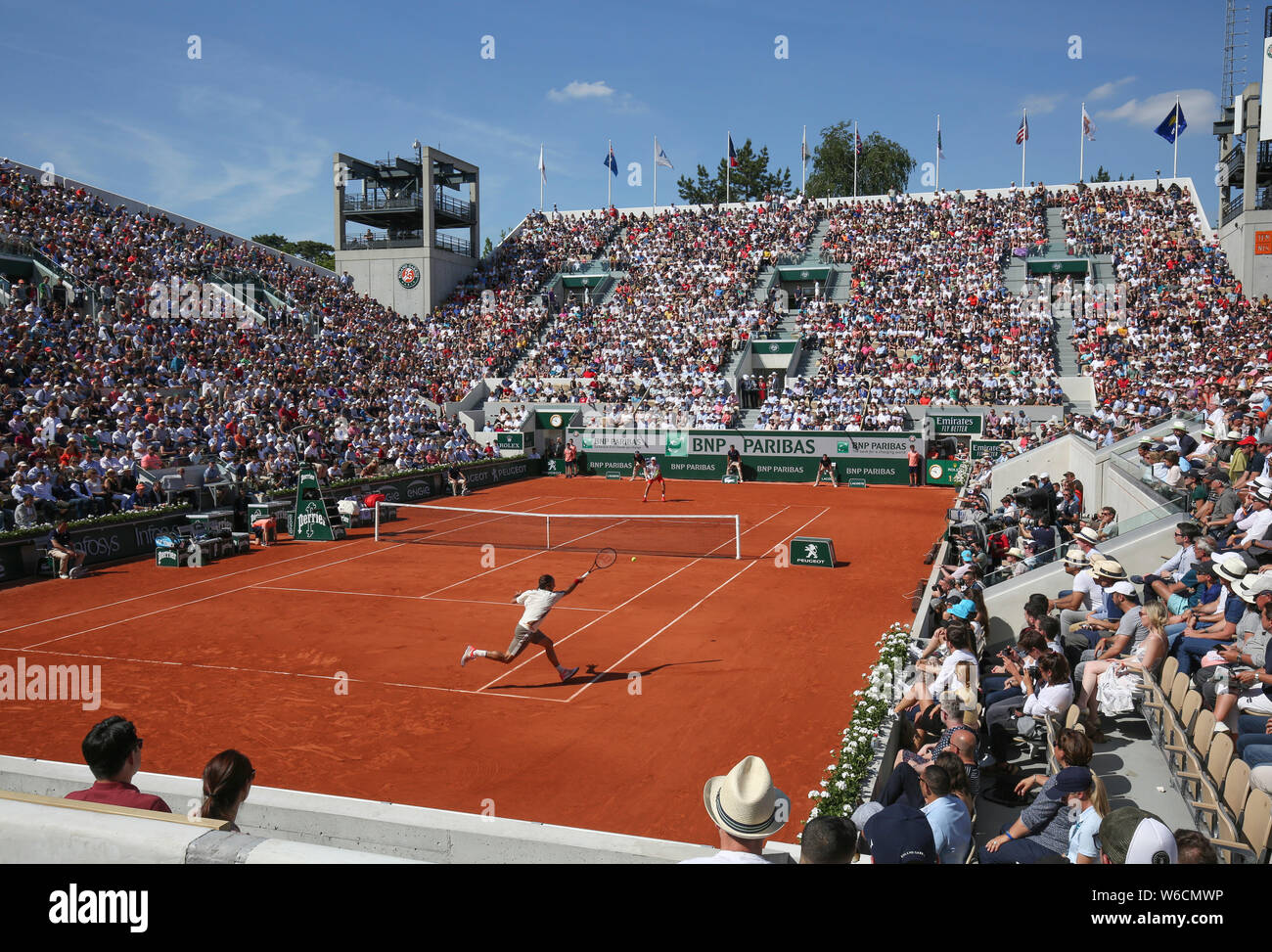 Swiss giocatore di tennis Roger Federer giocando tornare durante il French Open 2019, Parigi, Francia Foto Stock
