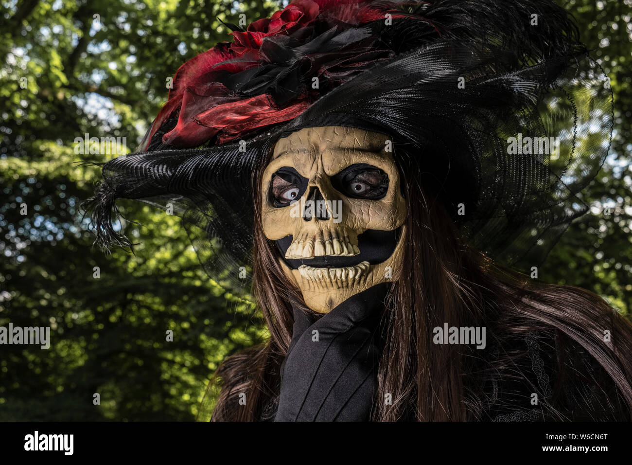 Persona che indossa un teschio umano maschera, durante il festival gotico Wave giorni Foto Stock