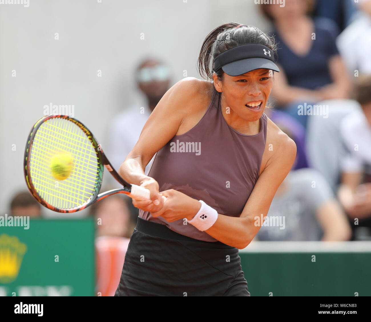 Taiwan giocatore di tennis Su-Wei Hsieh Giocare il rovescio shot in French Open 2019 Torneo, Parigi, Francia Foto Stock
