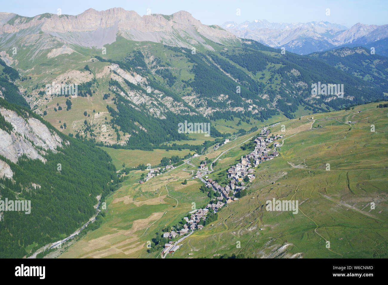 VISTA AEREA. Saint-Véran, a un'altitudine di 2042 metri s.l.m., è la città più alta della Francia. Côte Alpi, Provenza-Alpi-Costa Azzurra. Foto Stock