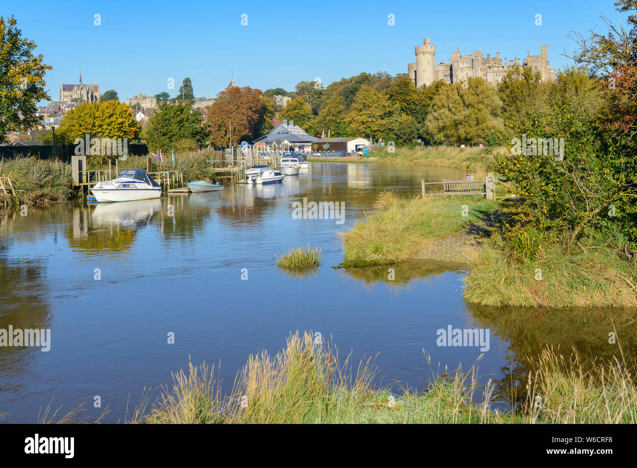 Fiume Arun su una chiara soleggiata giornata autunnale in Arundel, West Sussex, in Inghilterra, Regno Unito. Arundel fiume. Fiume in Arundel. Foto Stock