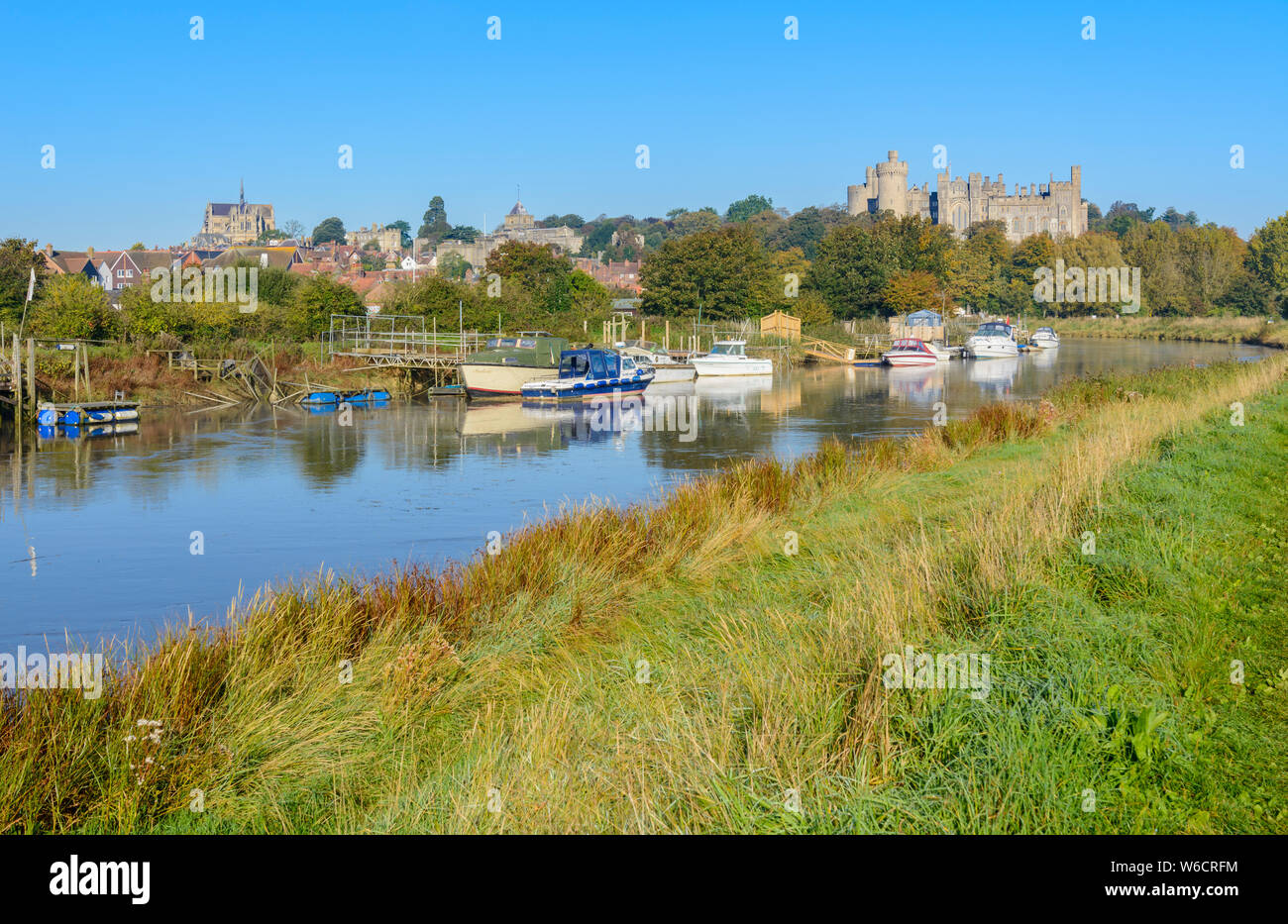 Fiume Arun su una chiara soleggiata giornata autunnale in Arundel, West Sussex, in Inghilterra, Regno Unito. Arundel fiume. Fiume in Arundel. Foto Stock