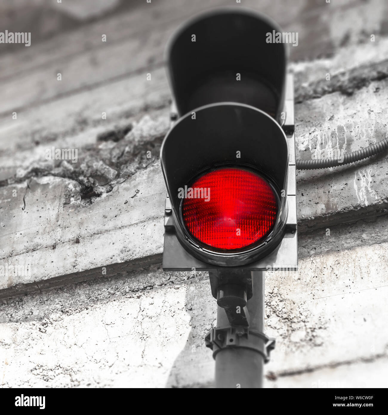 Strada rossa lampada elettrica su un grunge muro di cemento. DOF poco profondo. Ideale per lavori creativi. Concetti urbani. Foto Stock