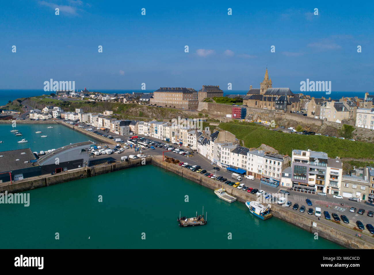 Granville (Normandia, a nord-ovest della Francia): vista aerea del lungomare, con la Pointe du Roc e cappuccio Lihou promontorio. Foto Stock