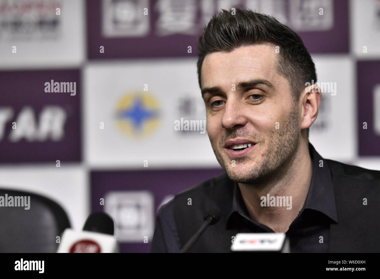 Mark Selby di Inghilterra partecipa a una conferenza stampa dopo la sconfitta di Mark Williams del Galles nel loro quarterfinal match durante il 2018 World Snooker mento Foto Stock
