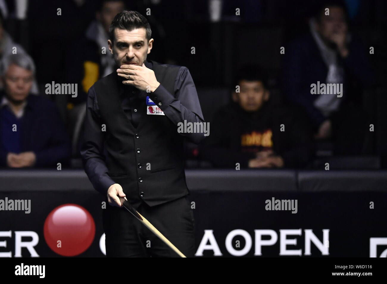 Mark Selby di Inghilterra ritiene che un colpo di Mark Williams del Galles nel loro quarterfinal match durante il 2018 World Snooker China Open a Pechino, mento Foto Stock