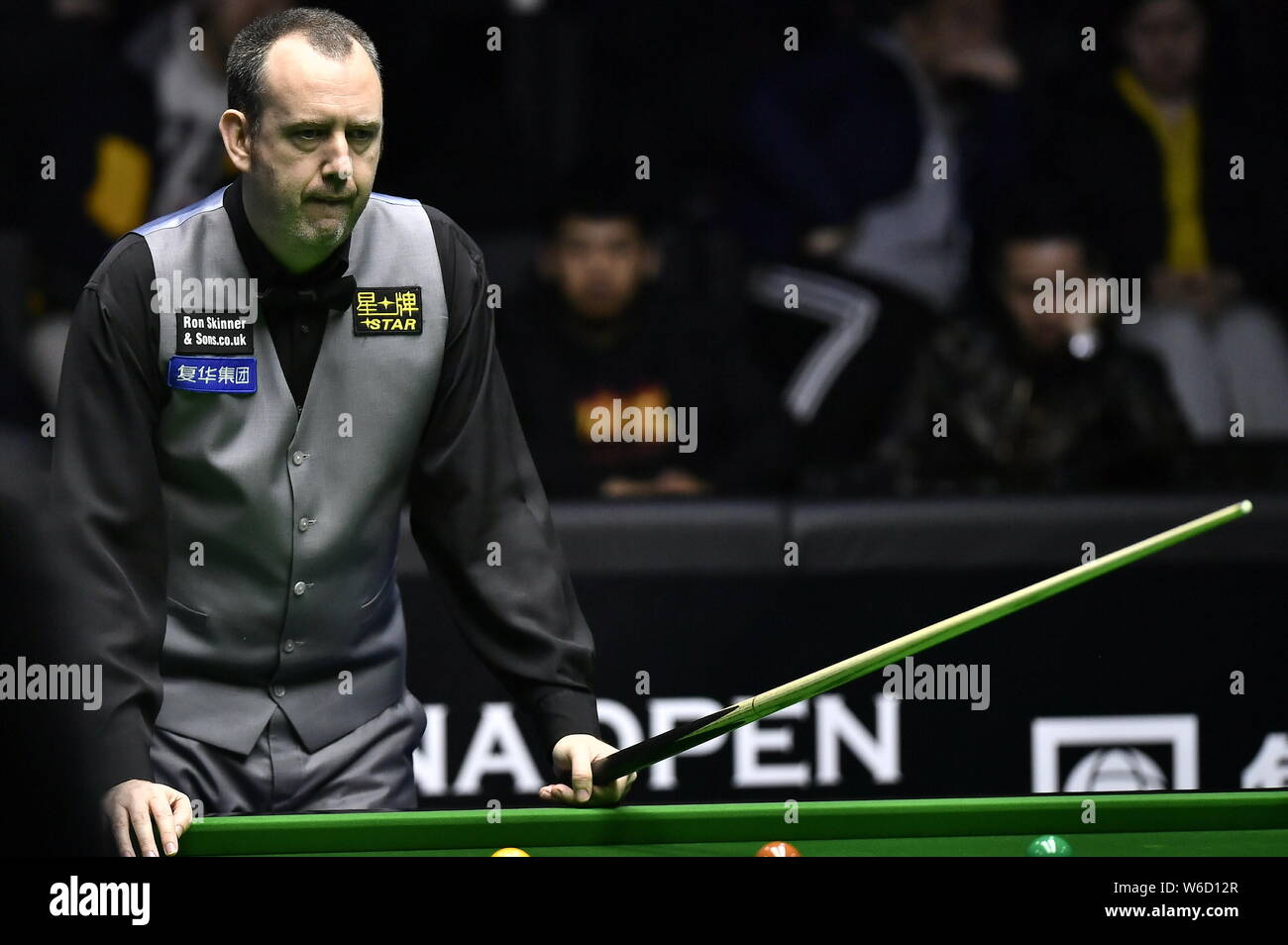 Mark Williams del Galles ritiene che un colpo di Mark Selby di Inghilterra nel loro quarterfinal match durante il 2018 World Snooker China Open a Pechino, mento Foto Stock