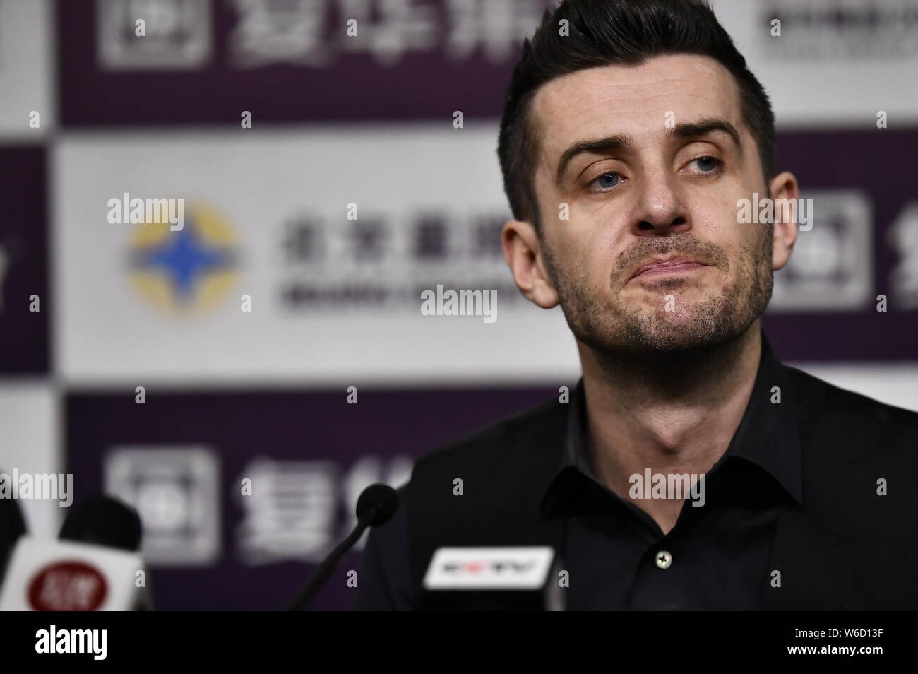 Mark Selby di Inghilterra partecipa a una conferenza stampa dopo la sconfitta di Mark Williams del Galles nel loro quarterfinal match durante il 2018 World Snooker mento Foto Stock