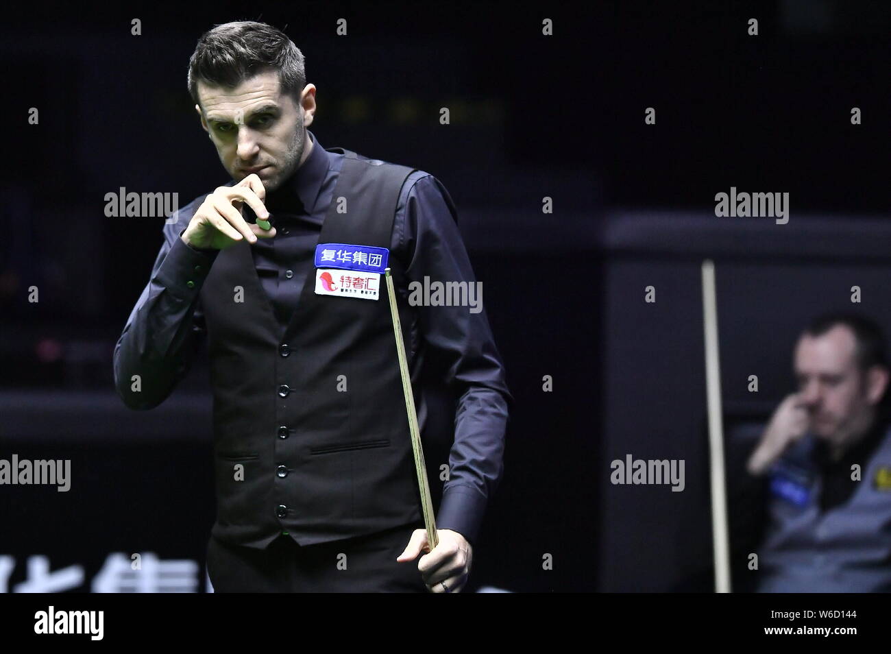 Mark Selby di Inghilterra ritiene che un colpo di Mark Williams del Galles nel loro quarterfinal match durante il 2018 World Snooker China Open a Pechino, mento Foto Stock