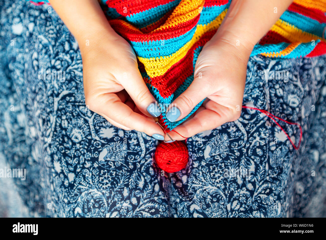 Le mani delle donne crochet. Fatti a mano, ricamo e hobby. Close-up, vista dall'alto. Foto Stock