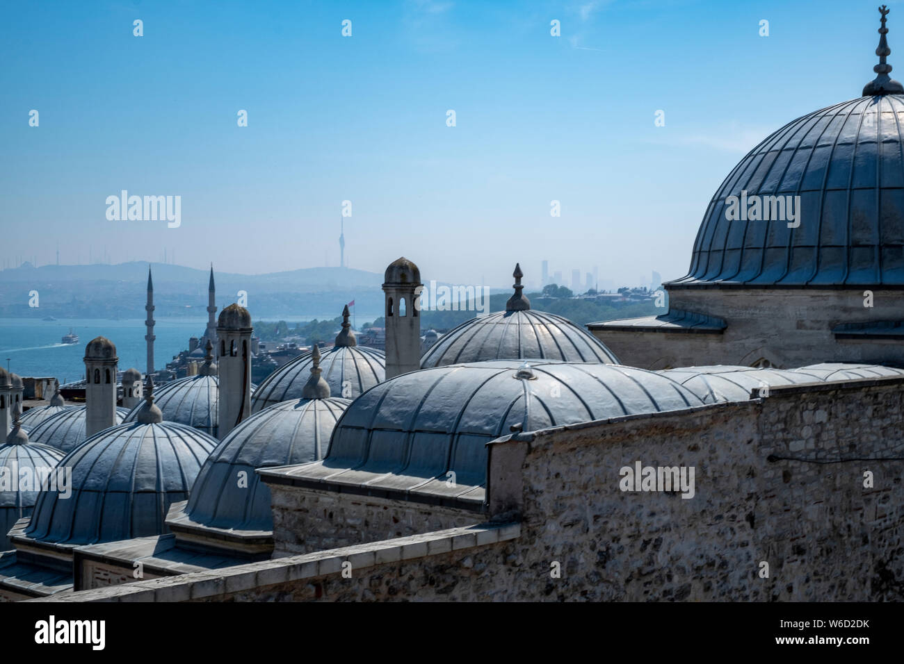 Vista del Mare di Marmara e il Bosforo stretto dal giardino della Moschea di Solimano ad Istanbul in Turchia Foto Stock