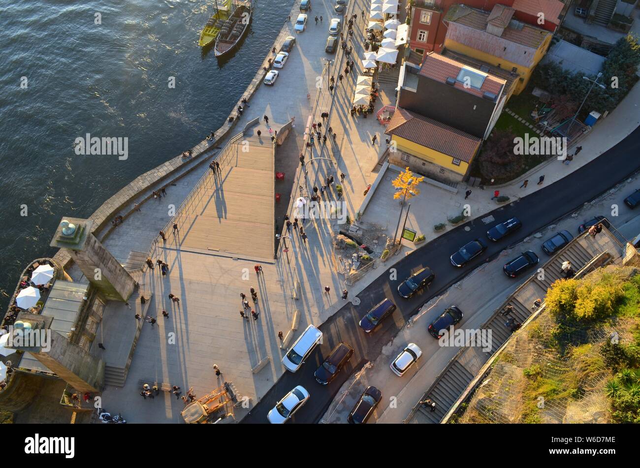 Bird la prospettiva di una strada trafficata nel quartiere Ribeira di Porto, Portogallo. Foto Stock