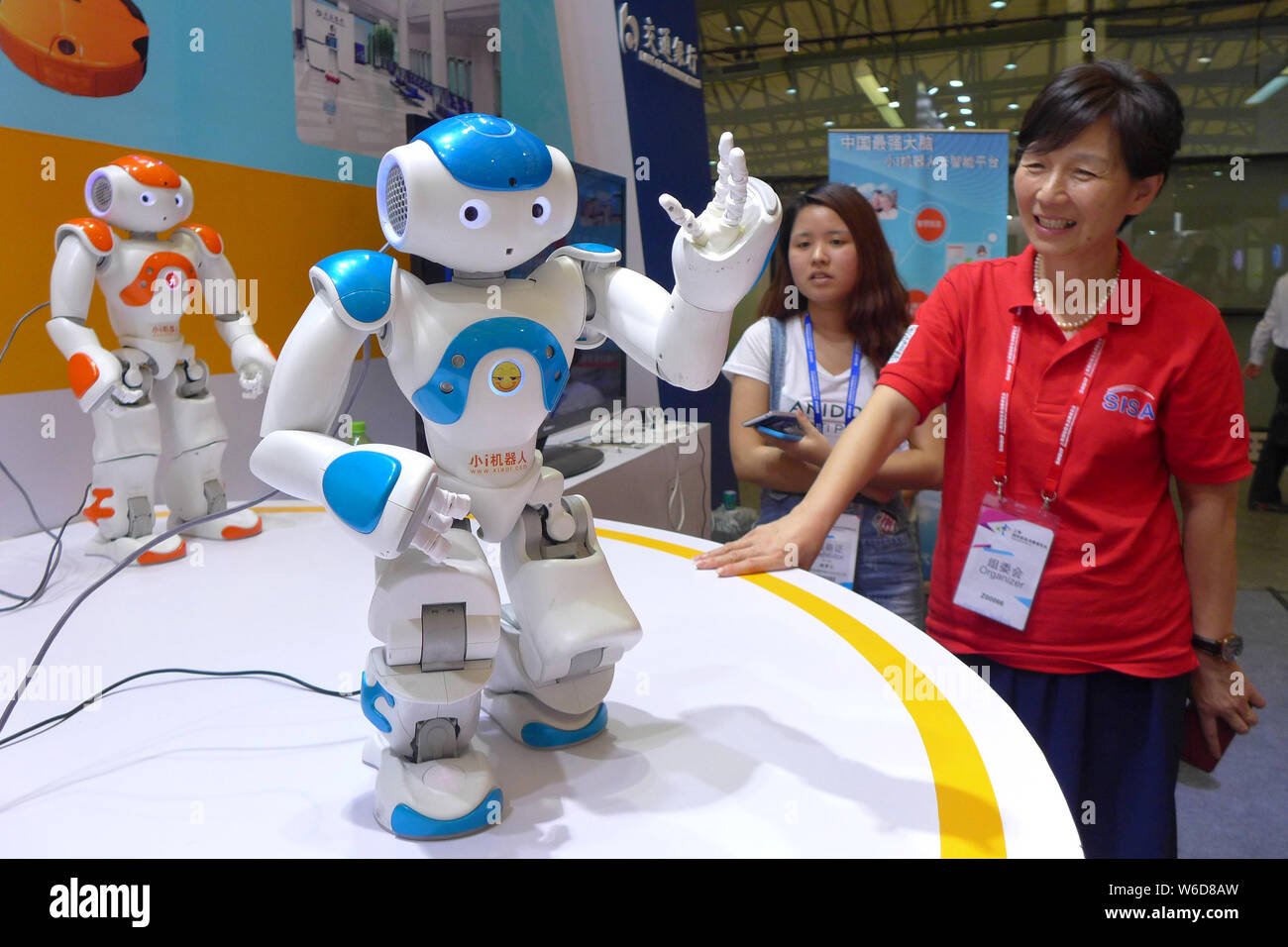 --FILE--Xiaoi robot sono sul display durante una mostra a Shanghai in Cina, 15 luglio 2017. Intelligenza artificiale il provider di soluzioni Shanghai Xiao Foto Stock