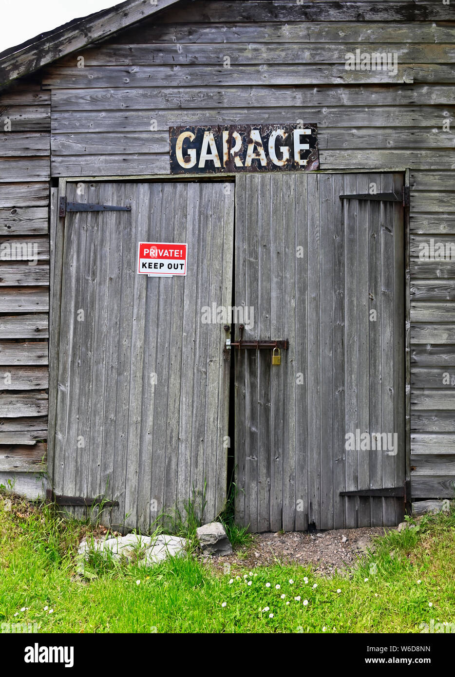 Garage in legno con doppie porte e 'privato! Tenere fuori segno. Craig Varr Cottage, Kinloch Rannoch, Perth and Kinross, Scotland, Regno Unito, Europa Foto Stock