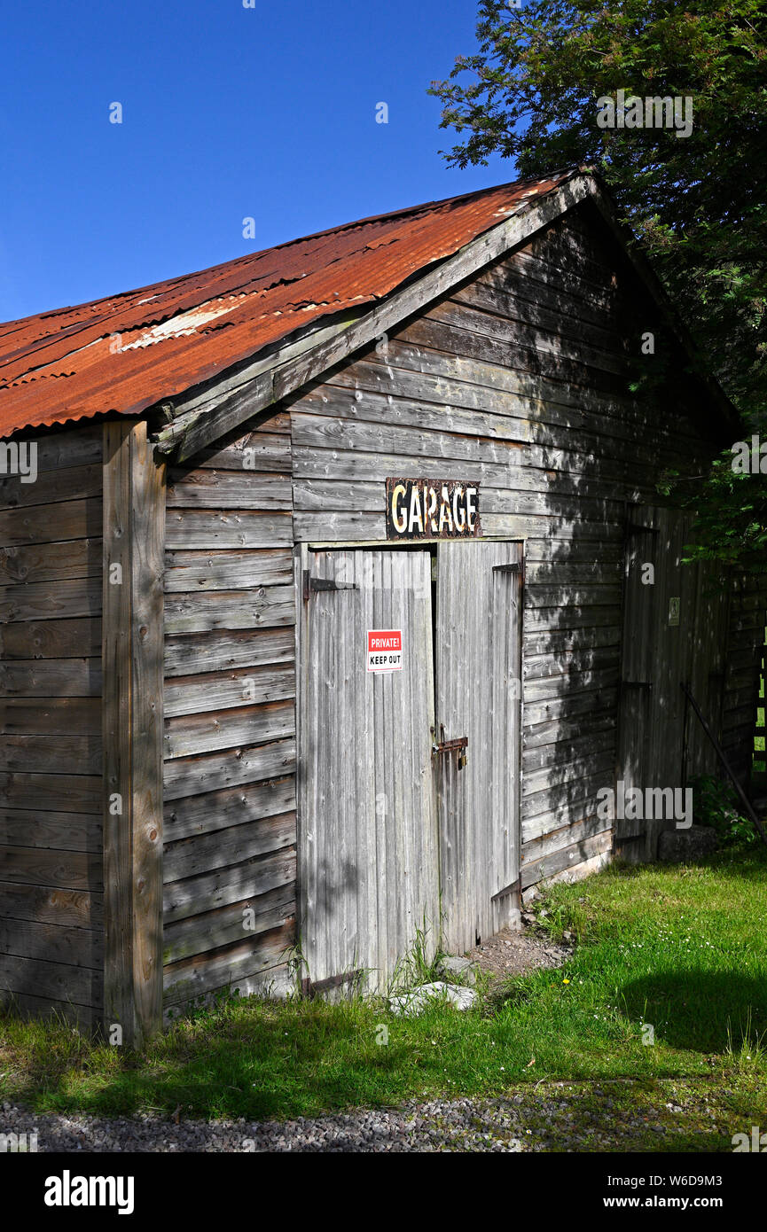 Garage in legno con doppie porte e 'privato! Tenere fuori segno. Craig Varr Cottage, Kinloch Rannoch, Perth and Kinross, Scotland, Regno Unito, Europa Foto Stock