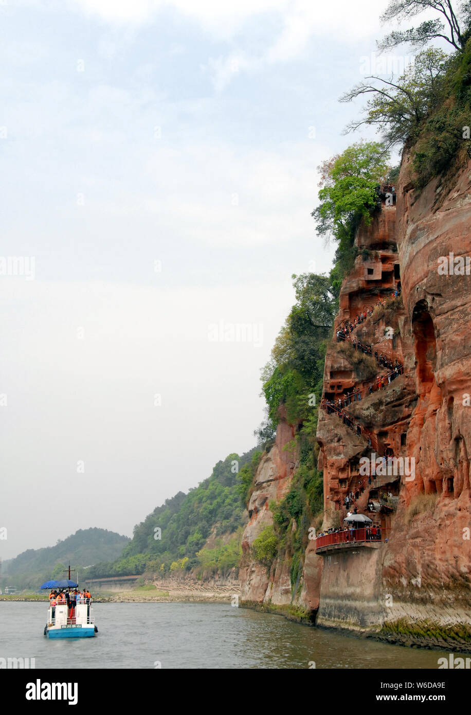 Il Leshan il Buddha gigante di Leshan o Grand Buddha vicino a Chengdu. Questo è il più alto in pietra statua di Buddha nel mondo. Leshan Buddha, Sichuan, in barca sul fiume. Foto Stock