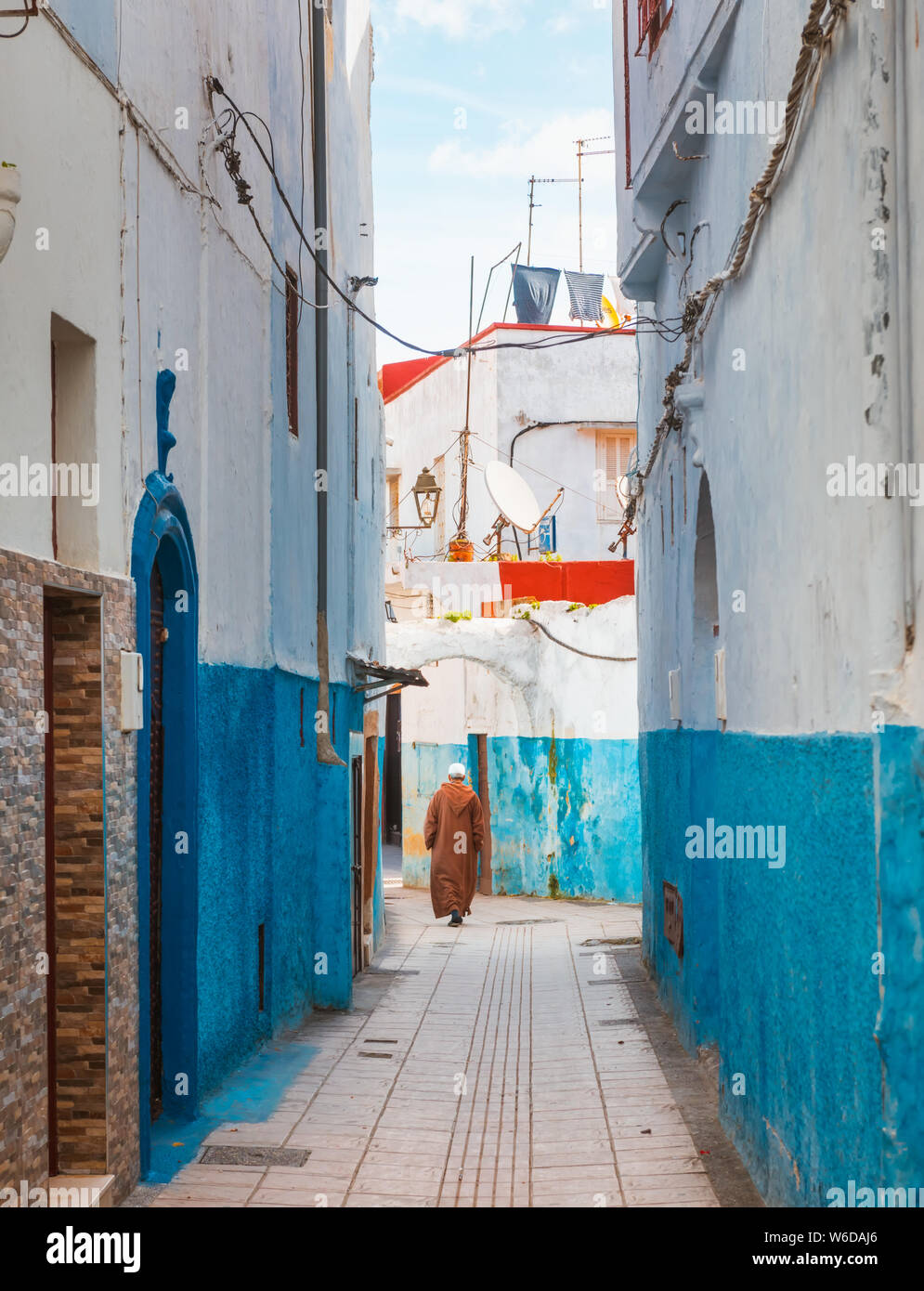 Le piccole strade in blu e bianco nella kasbah di vecchia città di Rabat in Marocco in una giornata di sole Foto Stock