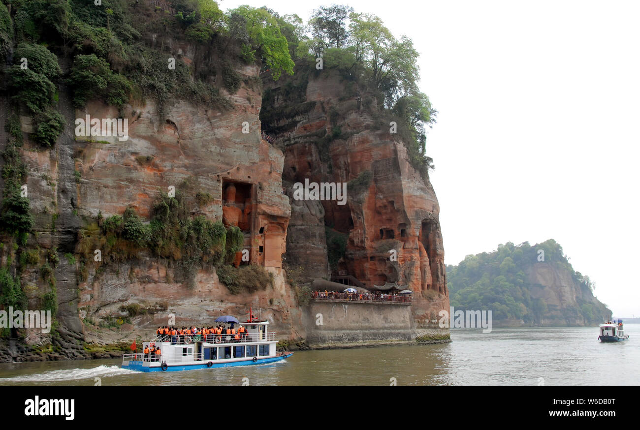 Il Leshan il Buddha gigante di Leshan o Grand Buddha vicino a Chengdu. Questo è il più alto in pietra statua di Buddha nel mondo. Leshan Buddha, Sichuan, in barca sul fiume. Foto Stock