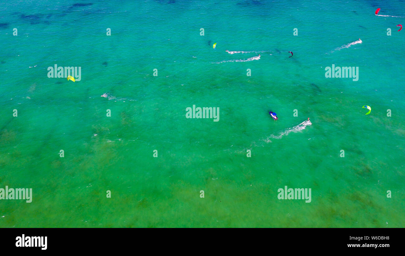 Il kitesurfing nel mare turchese da una altezza vista aerea Foto Stock