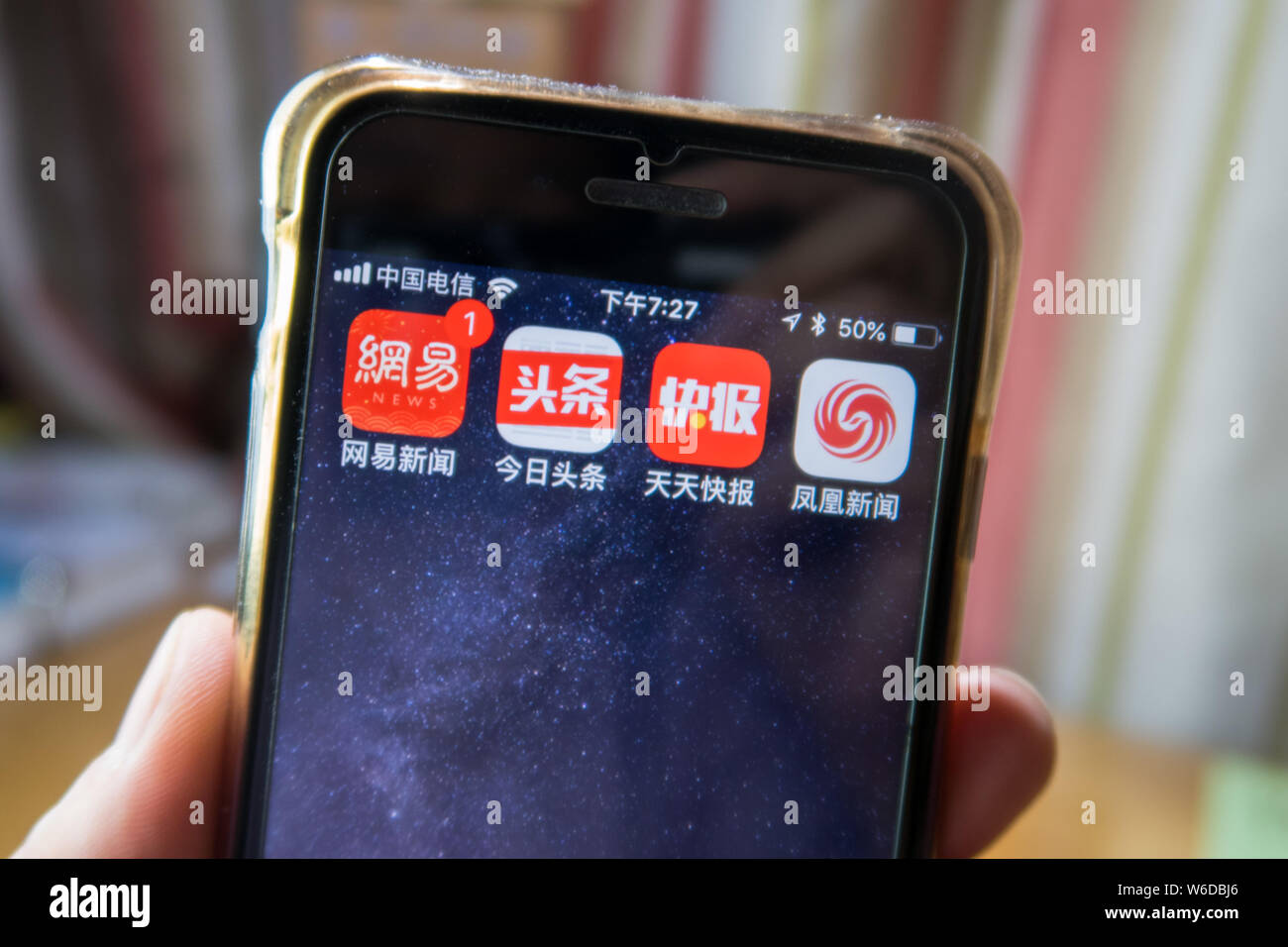 --FILE--un cinese telefono cellulare utente guarda le icone delle applicazioni mobile di (in alto a sinistra) NetEase News, Toutiao, Tiantian Kuaibao e Phoenix News Foto Stock