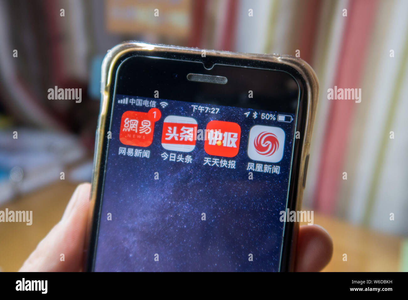 --FILE--un cinese telefono cellulare utente guarda le icone delle applicazioni mobile di (in alto a sinistra) NetEase News, Toutiao, Tiantian Kuaibao e Phoenix News Foto Stock