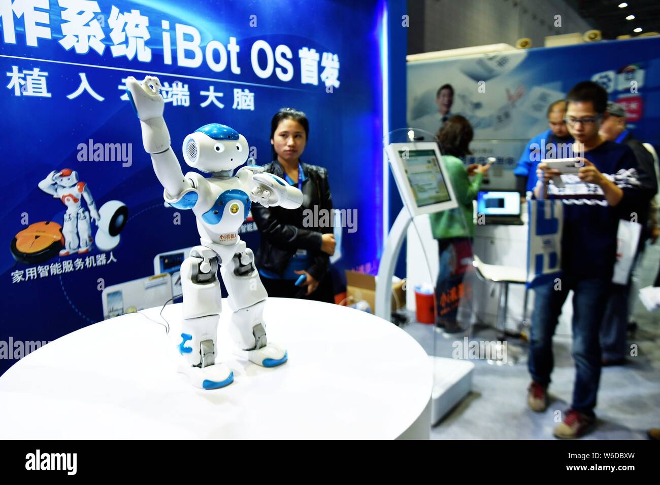 --FILE--i visitatori guardano un robot Xiaoi esecuzione durante una mostra a Shanghai in Cina, 3 novembre 2015. Alle soluzioni di intelligenza artificiale provi Foto Stock