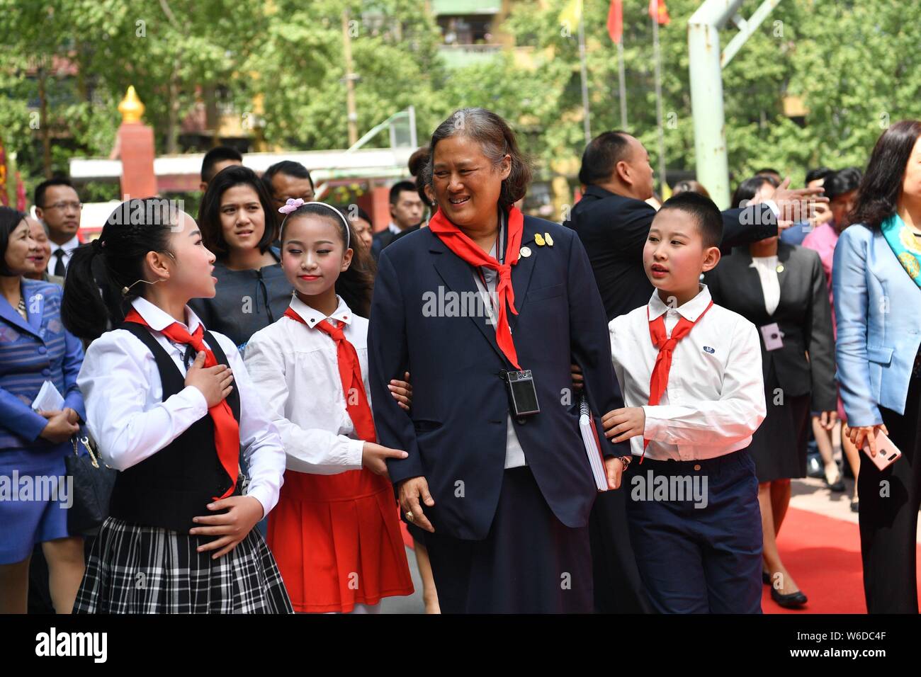 Thai Principessa Maha Chakri Sirindhorn, centro visite di Mian Yang-basato Xianfenglu scuola elementare che ha donato oltre 10 milioni di yuan al Miany Foto Stock