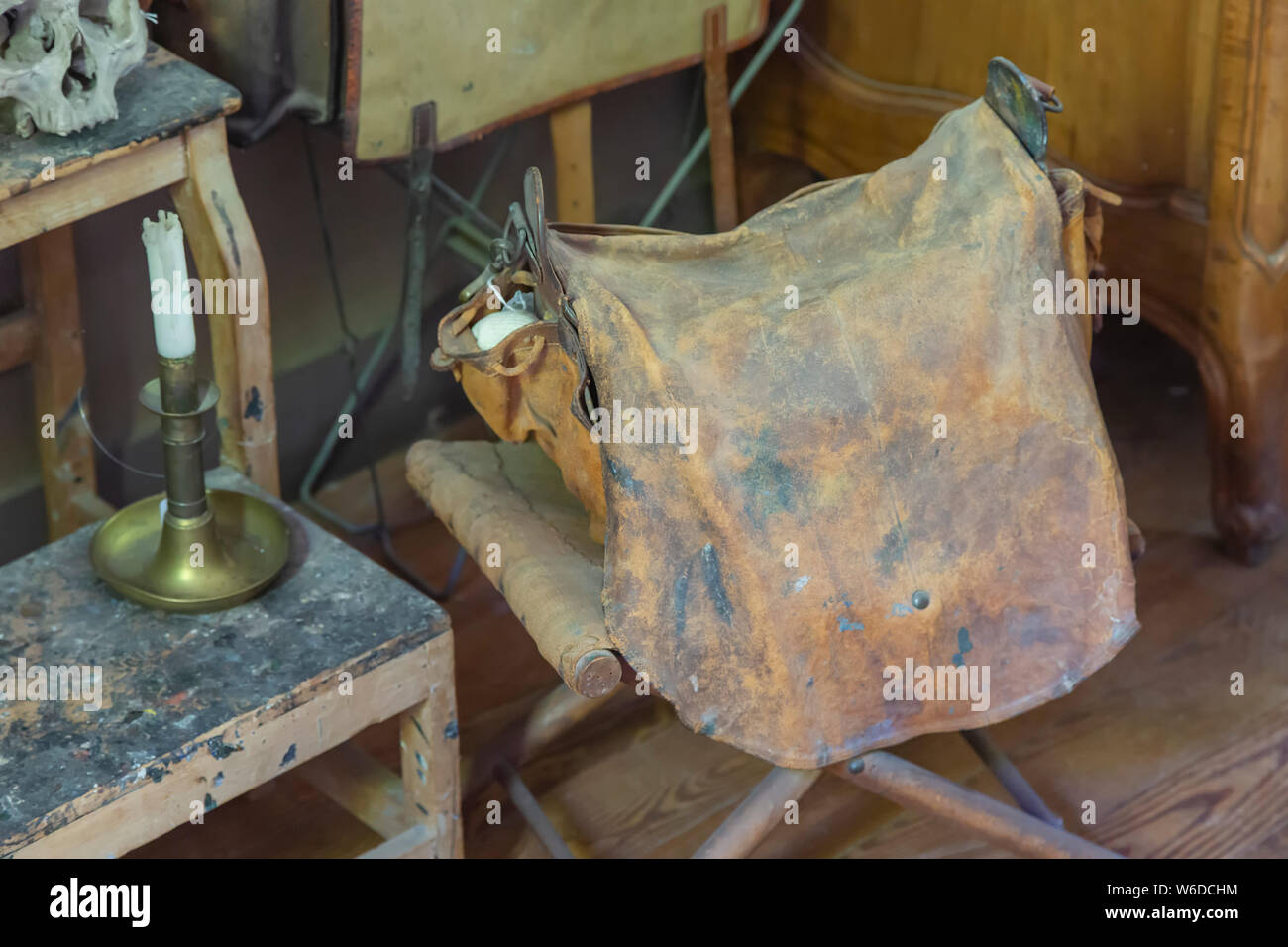 Una vernice cosparse la sacca di custodia che apparteneva al francese Post-Impressionist artista Paul Cezanne. Esposti nel Paul Cezanne studio in Aix-en-Provence Foto Stock