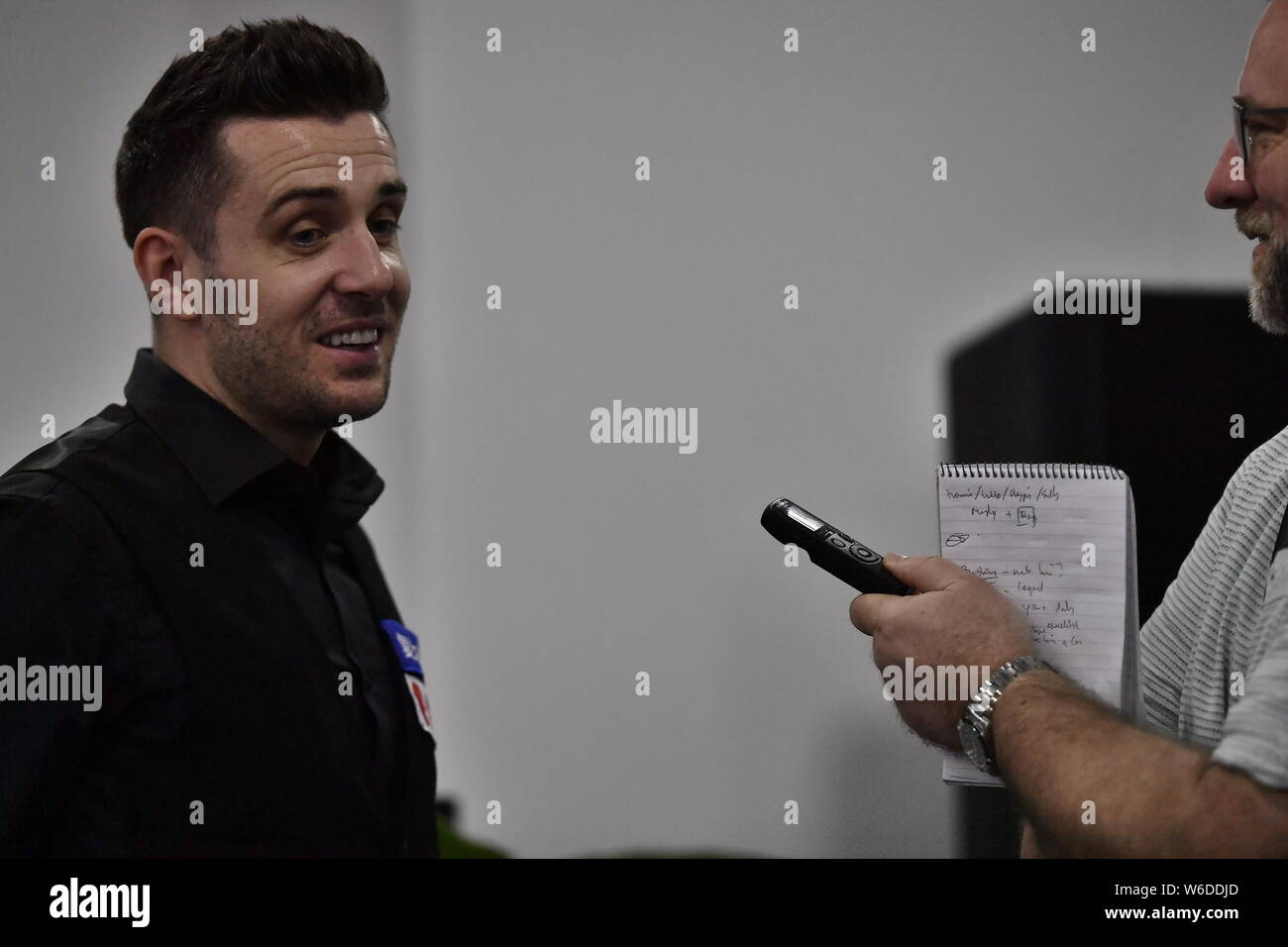 Mark Selby di Inghilterra partecipa a una conferenza stampa dopo la sconfitta di Mark Williams del Galles nel loro quarterfinal match durante il 2018 World Snooker mento Foto Stock