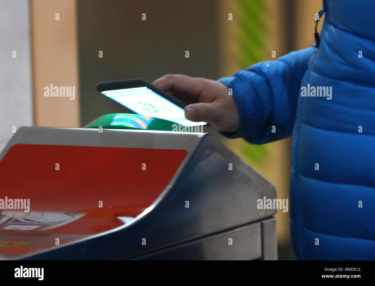 --FILE--un passeggero mette il suo smartphone al di sopra di un tornello per avere il codice QR su un mobile app scansionati a pagare per il biglietto della metropolitana via Alipay o Cina Uni Foto Stock