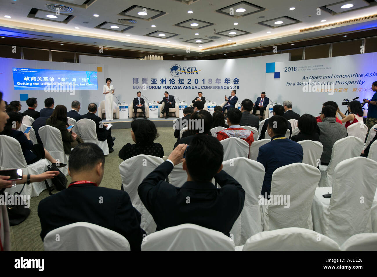 Gli ospiti frequentano il "ottenere la distanza a destra: chiudere, ma pulite' sessione durante il Forum Boao per l Asia Conferenza annuale 2018 alla BFA Internationa Foto Stock