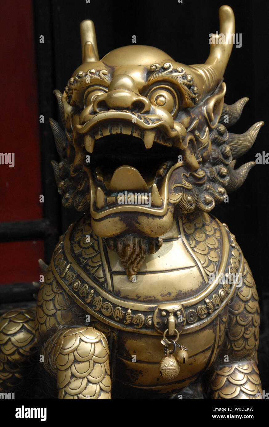 Statua di bronzo di un leone al tempio Wenshu a Chengdu Sichuan, in Cina. Questo Cinese Tempio Buddista è anche noto come monastero di Wenshu. Wenshu Chengdu. Foto Stock