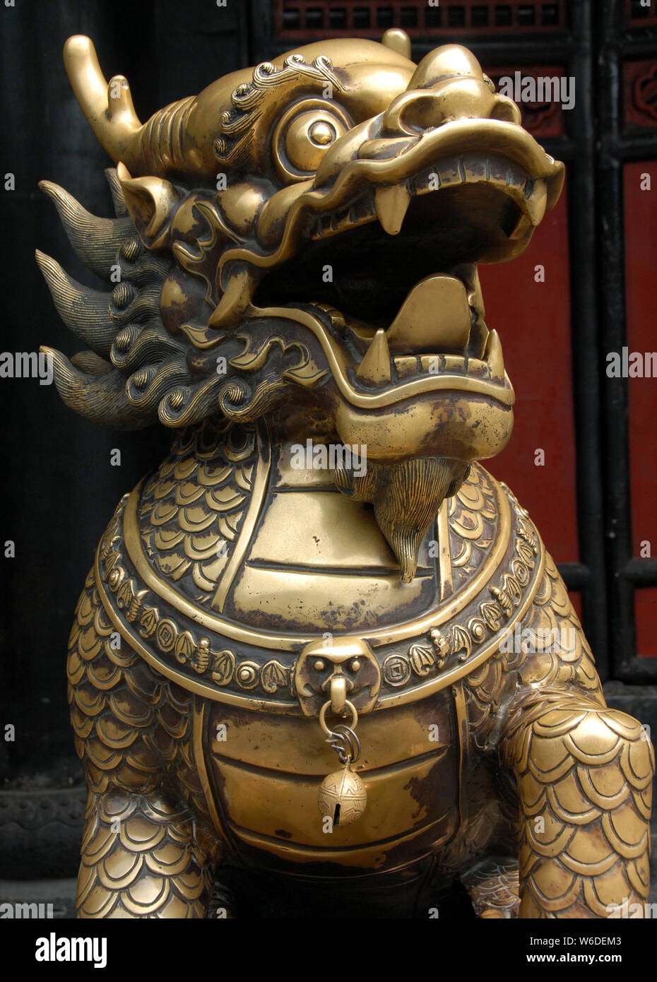 Statua di bronzo di un leone al tempio Wenshu a Chengdu Sichuan, in Cina. Questo Cinese Tempio Buddista è anche noto come monastero di Wenshu. Wenshu Chengdu. Foto Stock