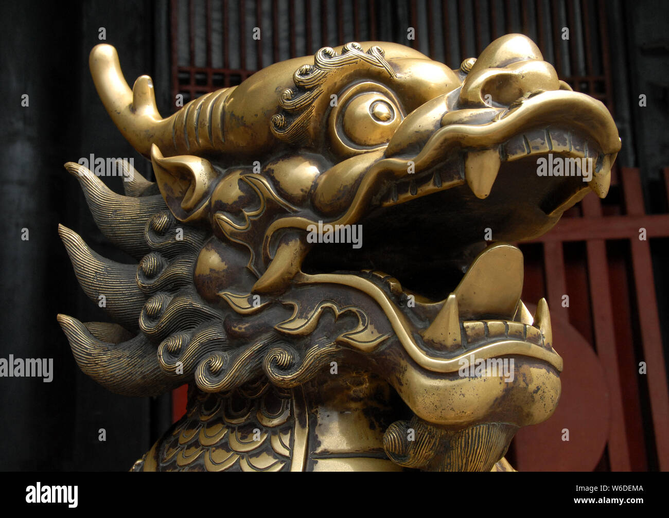 Statua di bronzo di un leone al tempio Wenshu a Chengdu Sichuan, in Cina. Questo Cinese Tempio Buddista è anche noto come monastero di Wenshu. Wenshu Chengdu. Foto Stock