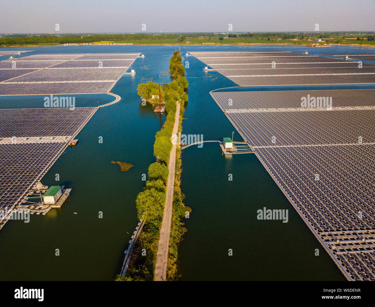 Vista aerea della floating energia solare fattoria trasformata dalle miniere di carbone della subsidenza nella città di Huaibei, est cinese della provincia di Anhui, 19 aprile 2018. Foto Stock