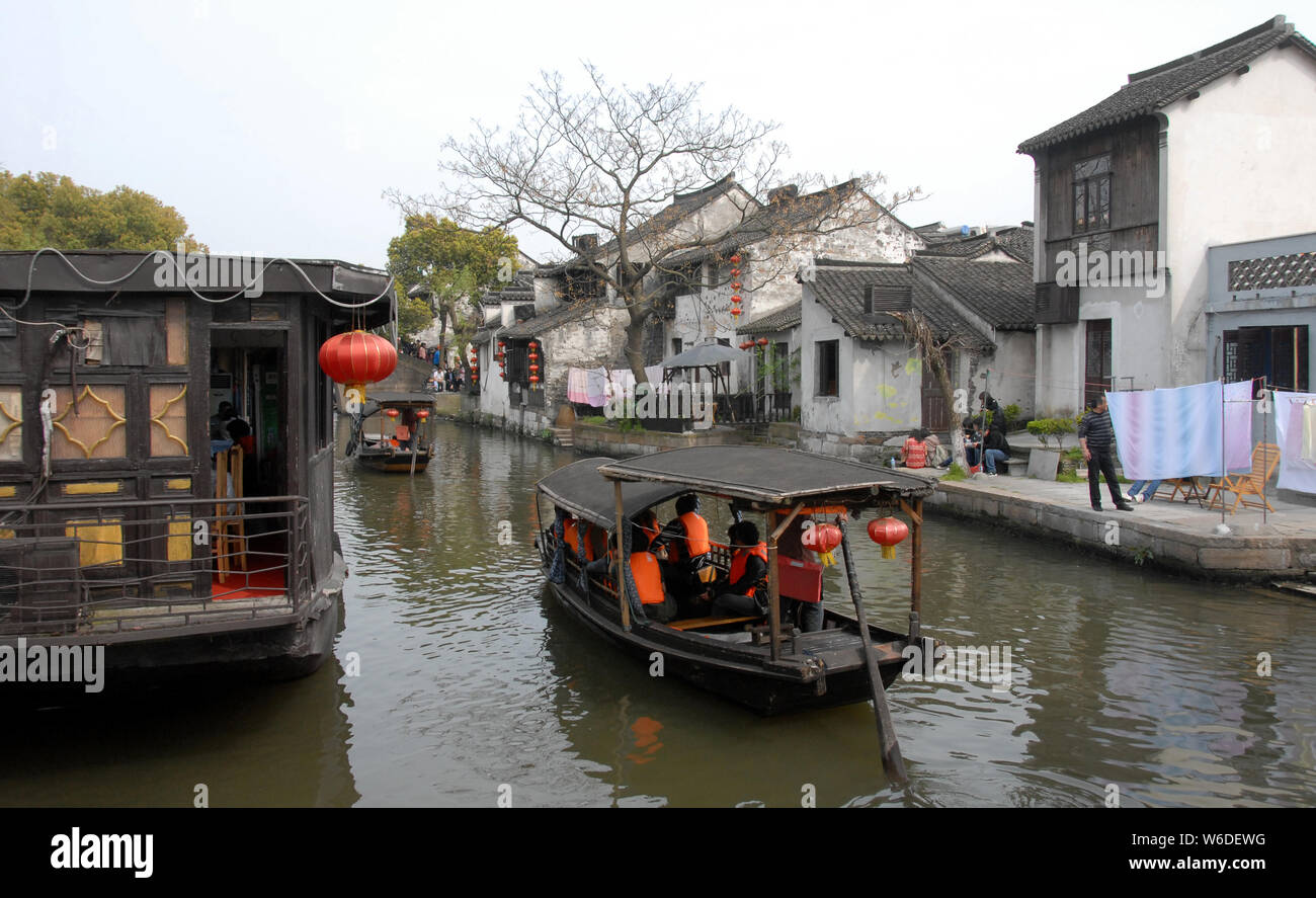 Xitang città d'acqua con barche nella provincia di Zhejiang, Shanghai, Cina. Xitang è famoso per i suoi canali. Xitang canal cittadina dispone di vecchi edifici e ponti. Foto Stock