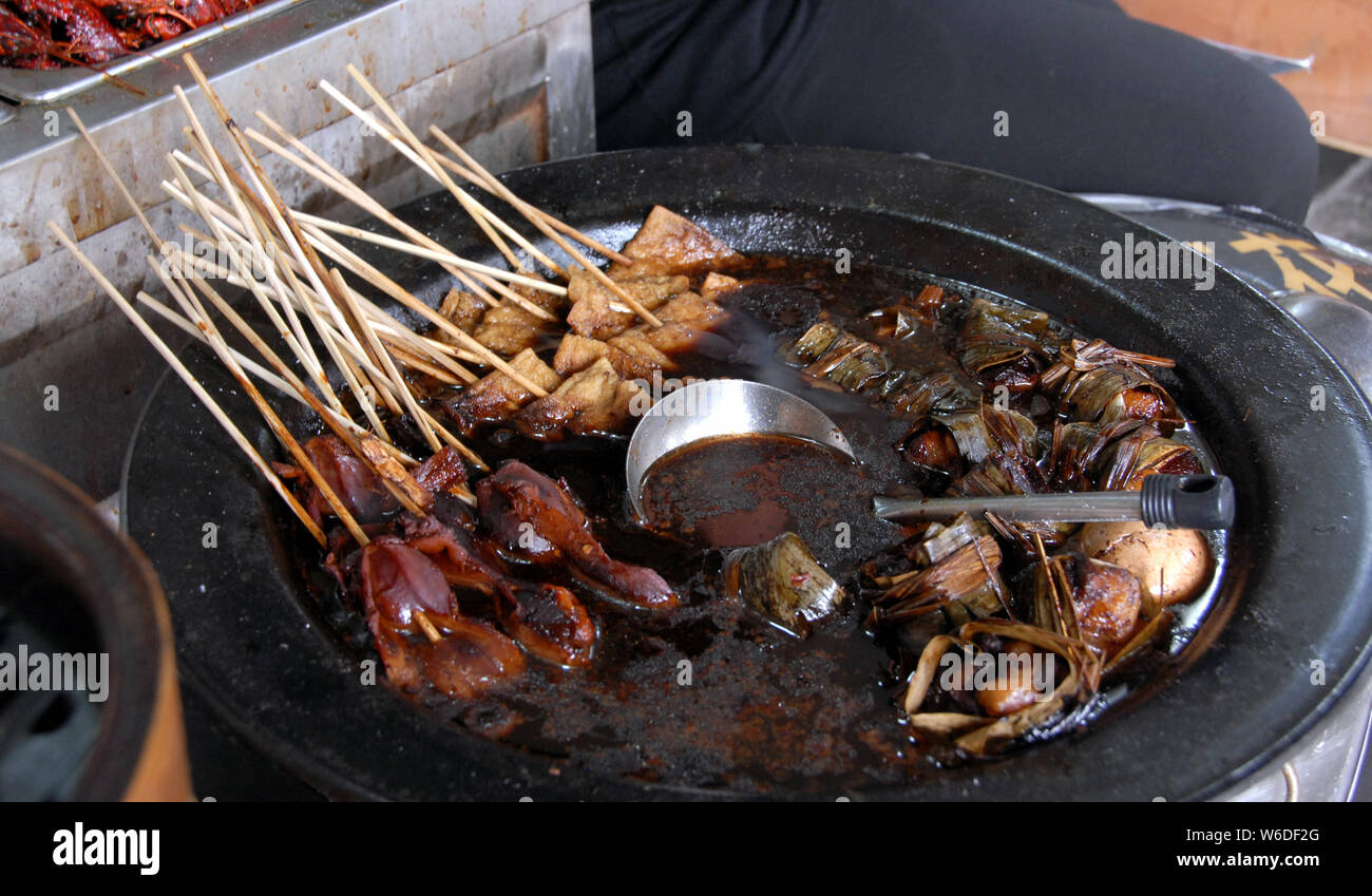 Cinese il cibo di strada in acqua Xitang città vicino a Shanghai. Questa tipica strada cinese può alimentare il gusto insolito, strano o bizzarro. Spuntini cinesi, Cina. Foto Stock