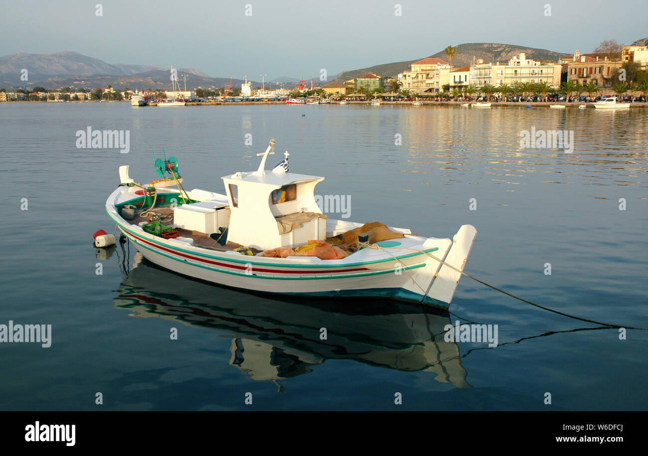 Una piccola barca da pesca galleggiante nel grazioso porto di Nafplio. Nafplio è una vecchia città del Peloponneso Grecia. Barca da pesca, Nafplio Harbour, Grecia. Foto Stock