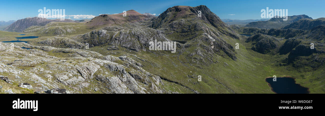 Vista verso un' Mhaidhdean e Ruadh Stac più da Sgurr na Laocainn, Fisherfield foresta, Scozia Foto Stock