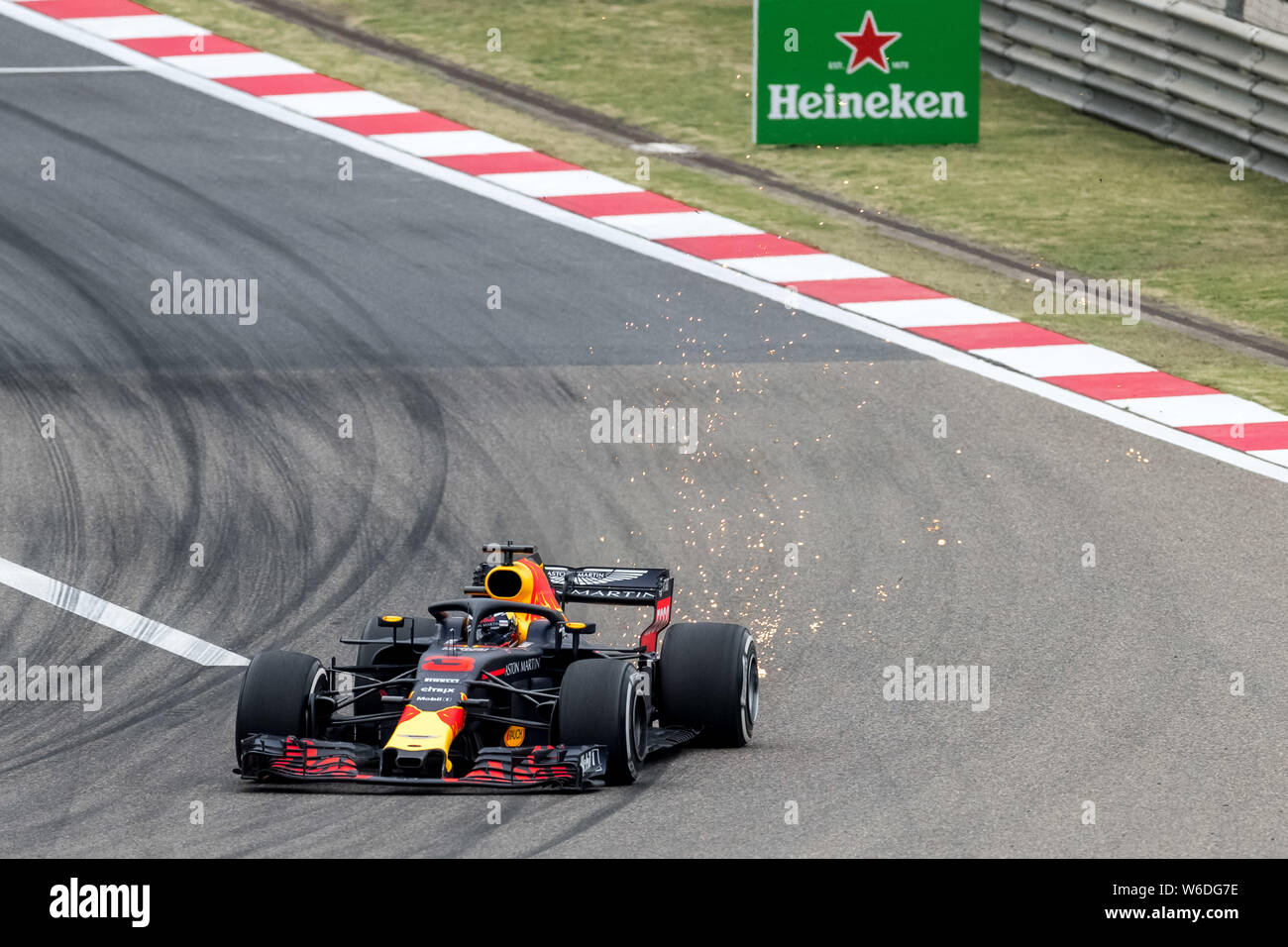 Australian F1 driver Daniel Ricciardo della Red Bull Racing manzi la sua vettura durante una sessione di prove libere per il 2018 Formula 1 Gran Premio di Cina a Sha Foto Stock