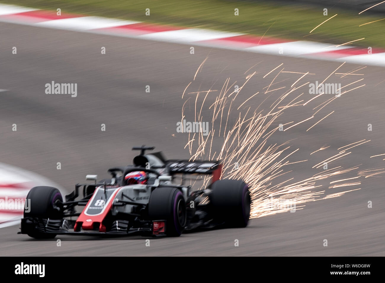 Il francese F1 driver Romain Grosjean di Haas-Ferrari manzi la sua vettura durante la sessione di qualifiche per il 2018 Formula Uno cinese Grand Prix al Shang Foto Stock