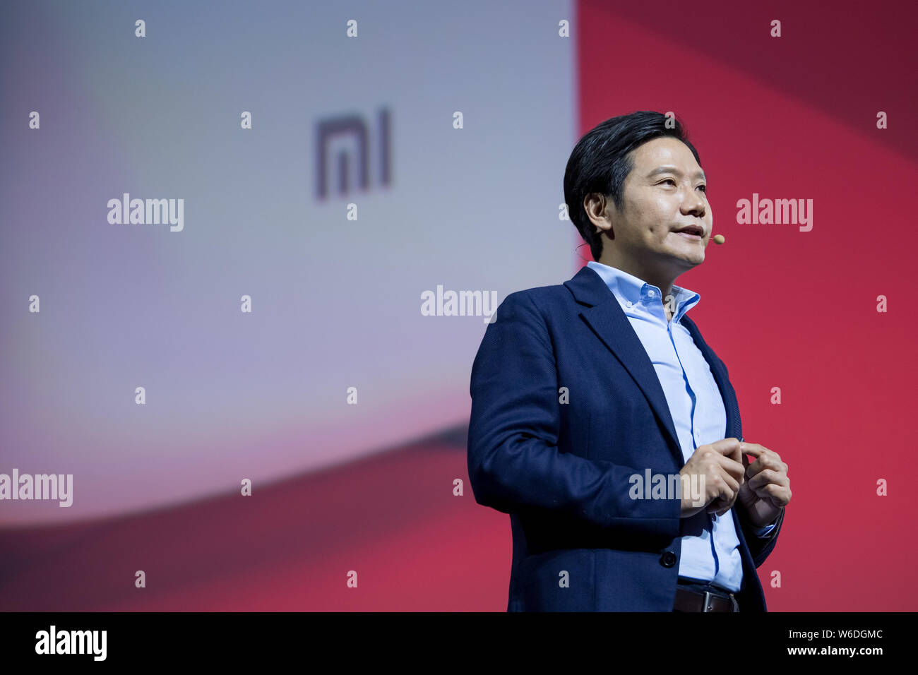 --FILE--Lei Jun, Presidente e CEO di Xiaomi Technology e presidente di Kingsoft Corporation, introduce il mini AI smart speaker al Xiaomi nuovi prodotti Foto Stock