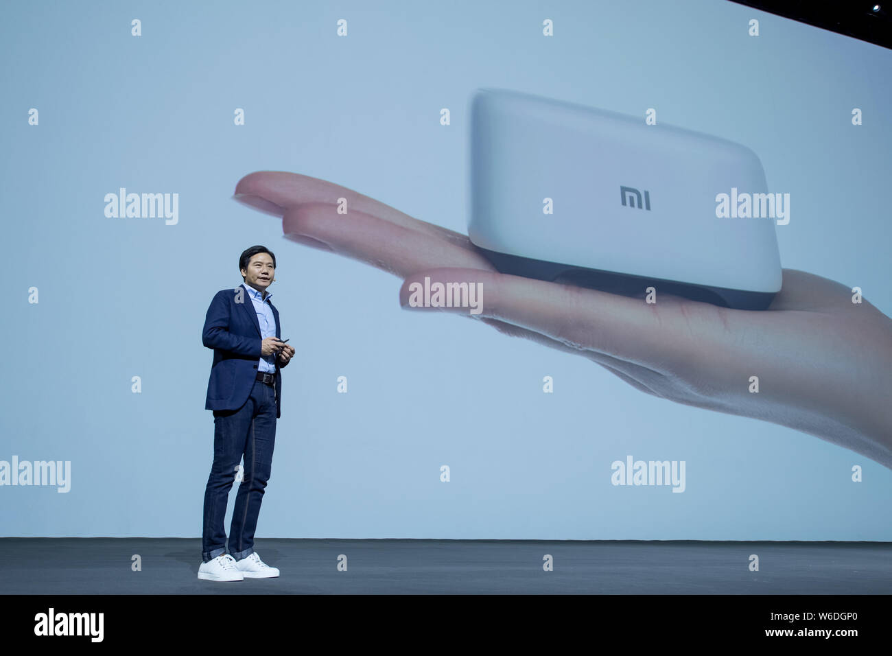 --FILE--Lei Jun, Presidente e CEO di Xiaomi Technology e presidente di Kingsoft Corporation, introduce il mini AI smart speaker al Xiaomi nuovi prodotti Foto Stock