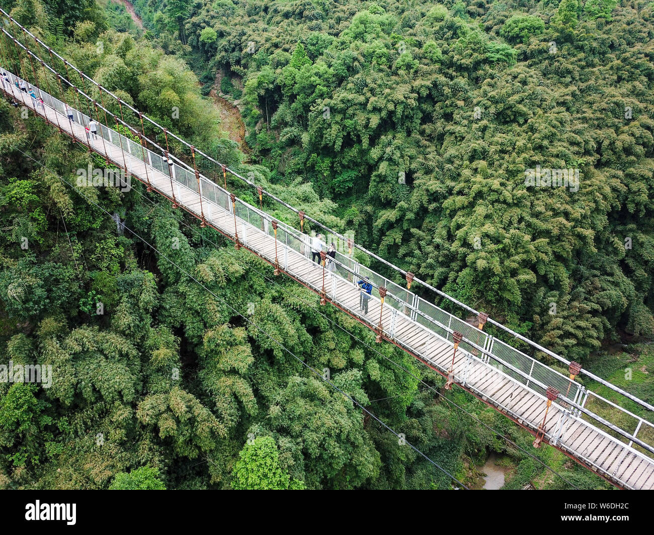 I turisti a piedi su di nuova costruzione in vetro marciapiede lungo il bordo di una scogliera a Xizhuhai scenic area in città Pingle, Qionglai city, Chengdu, southwes Foto Stock